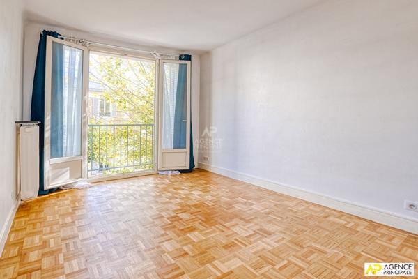 Versailles Rive-Droite Appartement 5 pièces 95 m² situé au 2ème étage avec ascenseur, 2 caves et parking en option €745 000 ** - Référence 26661
