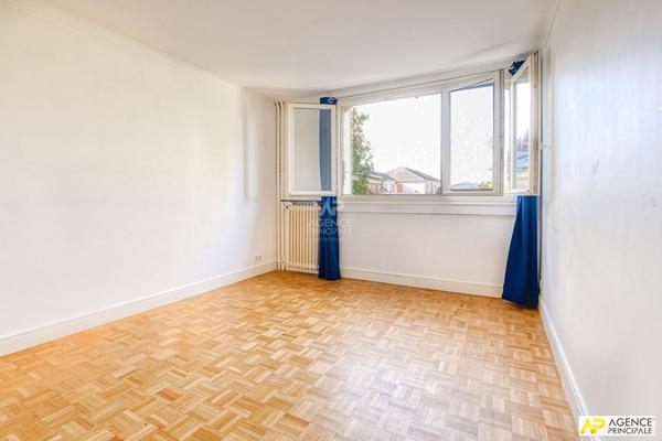 Versailles Rive-Droite Appartement 5 pièces 95 m² situé au 2ème étage avec ascenseur, 2 caves et parking en option €745 000 ** - Référence 26661