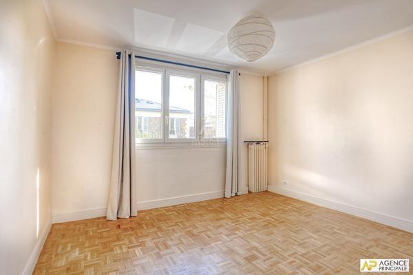 Versailles Rive-Droite Appartement 5 pièces 95 m² situé au 2ème étage avec ascenseur, 2 caves et parking en option €745 000 ** - Référence 26661
