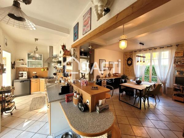 Maison 154m², état neuf, secteur calme, 600m RER.