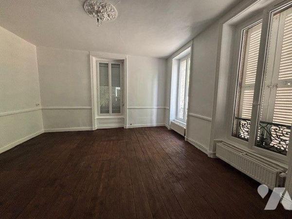 Proche toutes commodités, maison d'habitation sur 2 étages comprenant : une cuisine, un salon, ...