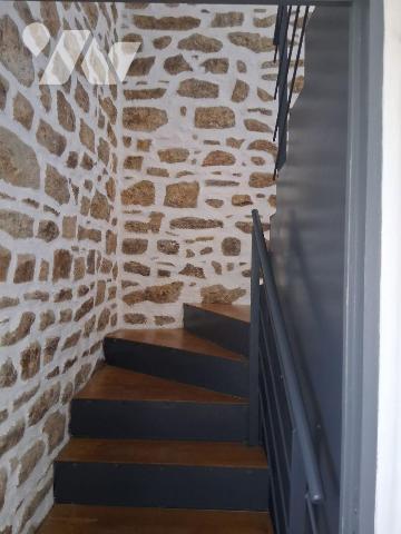 Proche toutes commodités, maison d'habitation sur 2 étages comprenant : une cuisine, un salon, ...