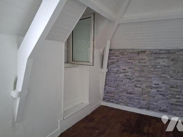 Proche toutes commodités, maison d'habitation sur 2 étages comprenant : une cuisine, un salon, ...