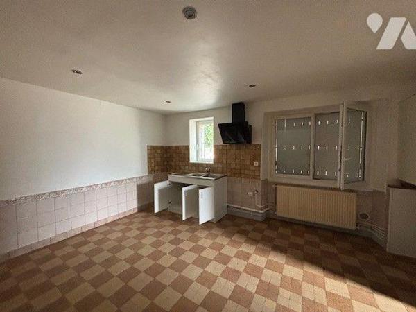 Proche toutes commodités, maison d'habitation sur 2 étages comprenant : une cuisine, un salon, ...