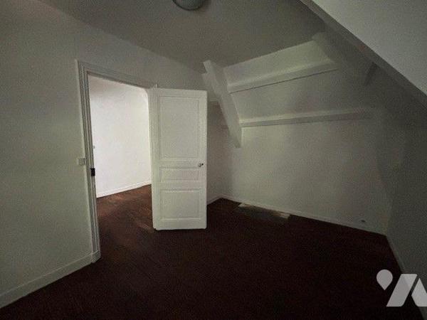 Proche toutes commodités, maison d'habitation sur 2 étages comprenant : une cuisine, un salon, ...
