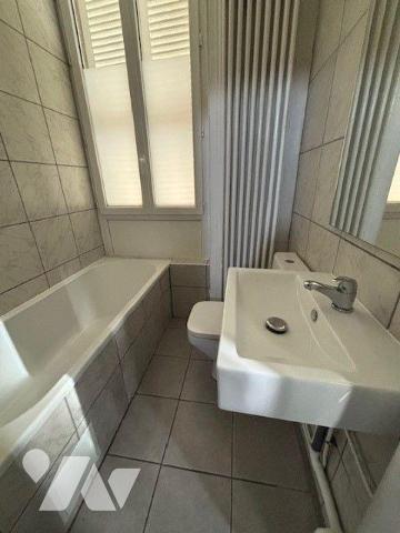 Proche toutes commodités, maison d'habitation sur 2 étages comprenant : une cuisine, un salon, ...
