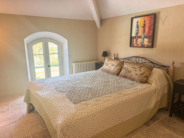 Maison de caractère avec vue dominante, piscine et gîte indépendant (47)