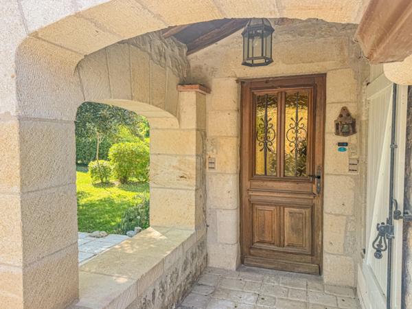 Maison de caractère avec vue dominante, piscine et gîte indépendant (47)