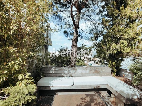 Appartement
         4 pièces
        - 105 m² Bien prestige 2 110 000 € *