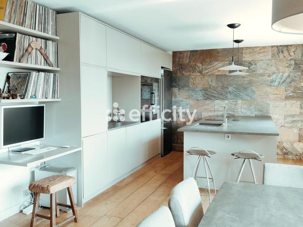 Appartement
         4 pièces
        - 105 m² Bien prestige 2 110 000 € *
