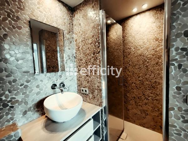 Appartement
         4 pièces
        - 105 m² Bien prestige 2 110 000 € *