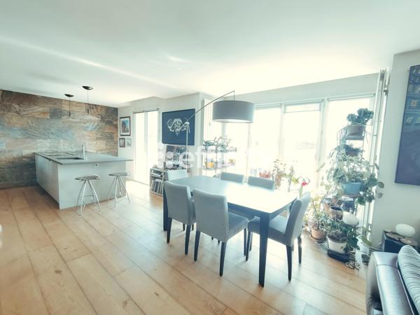 Appartement
         4 pièces
        - 105 m² Bien prestige 2 110 000 € *