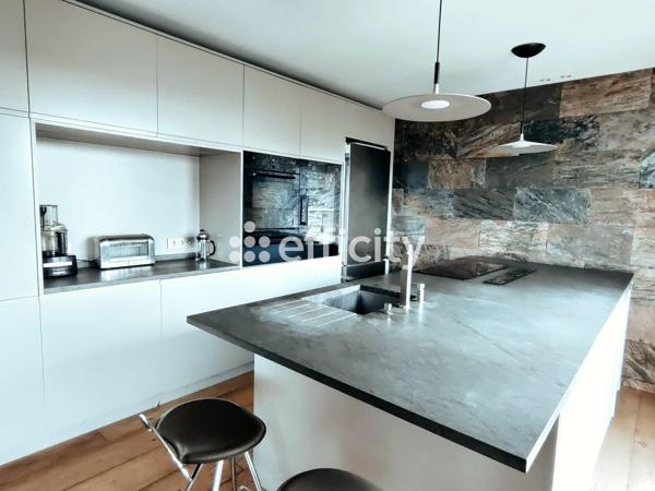 Appartement
         4 pièces
        - 105 m² Bien prestige 2 110 000 € *
