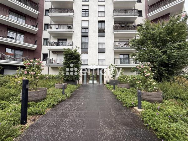 Appartement
         4 pièces
        - 75 m² 470 000 € *