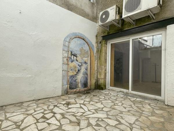 Location Local commercial 2 pièces 75.4 m² - 7 PLACE DES HALLES Montendre 17130