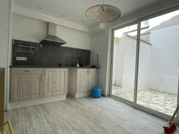 Location Local commercial 2 pièces 75.4 m² - 7 PLACE DES HALLES Montendre 17130