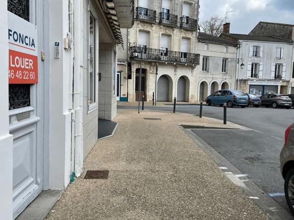 Location Local commercial 2 pièces 75.4 m² - 7 PLACE DES HALLES Montendre 17130