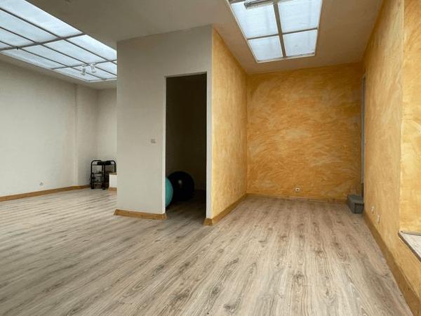 Location Local commercial 2 pièces 75.4 m² - 7 PLACE DES HALLES Montendre 17130