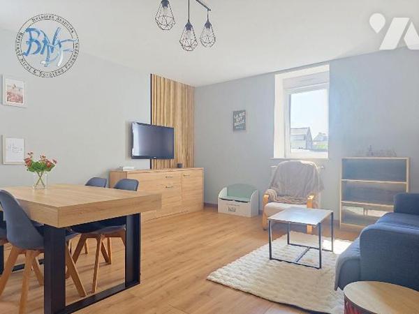 Dans le centre de Rosporden, situé au 2ème et dernier étage, appartement de 2 chambres, salle d...