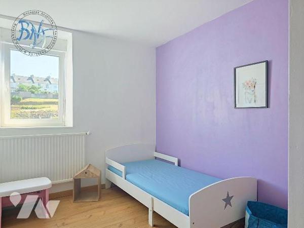 Dans le centre de Rosporden, situé au 2ème et dernier étage, appartement de 2 chambres, salle d...