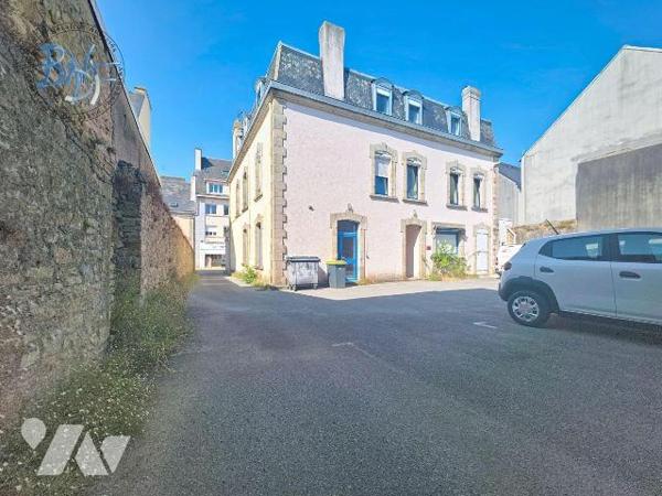 Dans le centre de Rosporden, situé au 2ème et dernier étage, appartement de 2 chambres, salle d...