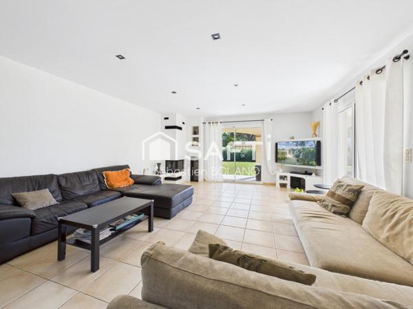 Baho : villa familiale lumineuse de 160 m², grand séjour de 83 m², suite parentale et jardin arboré.