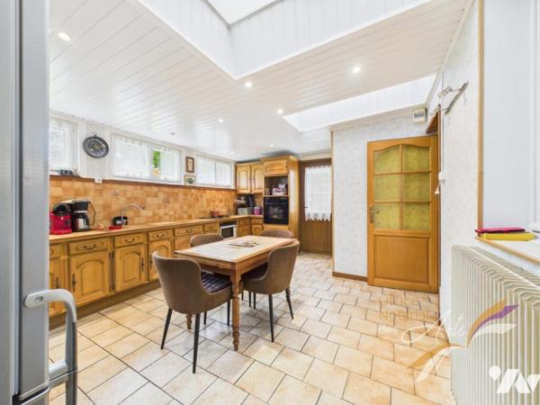 Maison individuelle avec jardin, garage et beaux volumes.