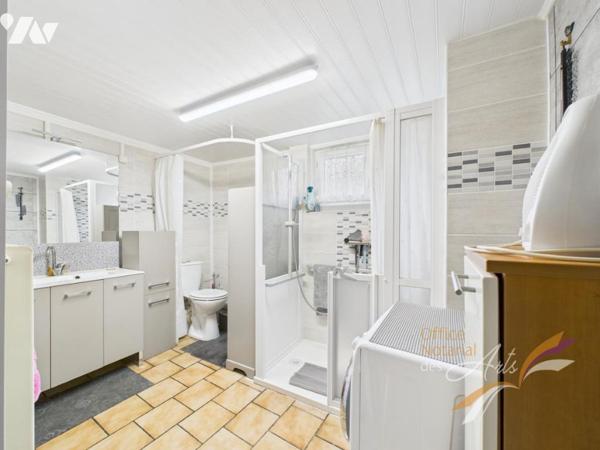 Maison individuelle avec jardin, garage et beaux volumes.