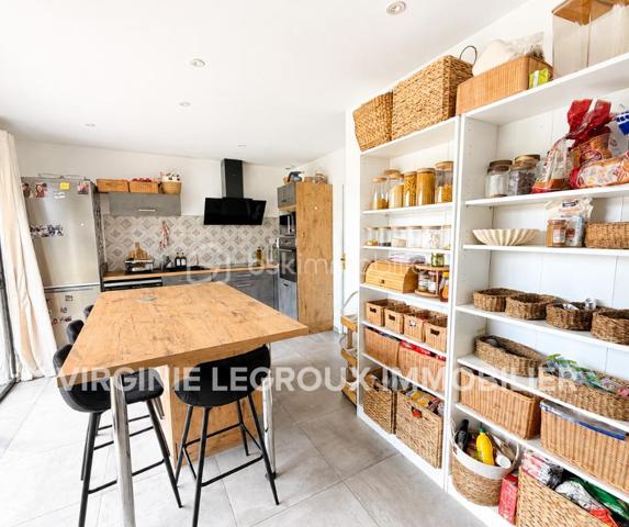 Vous recherchez une maison récente, de plain-pied, en campagne, idéalement avec 4 chambres ? Lisez la suite j'ai peut-être ce qu'il vous faut.
Située dans un hameau de 4 maisons à 2kms du centre de ST PIERRE LA COUR, cette maison en accès PMR construite fin 2019 offre un beau potentiel à ses futurs propriétaires. 
Nous commencerons la visite par le salon-séjour de 35m2 lumineux. Il distribue la cuisine aménagée et équipée de 15m2 qui peut être laissée ouverte ou bien fermée par deux portes à galandage, soit une pièce de vie de 50m2 ! De la cuisine, nous accédons à la buanderie de 5m2. 
Nous poursuivrons avec l'espace nuit. D'un coté du séjour, vous avez accès au wc PMR de plus de 3m2, à une salle de bain avec douche et baignoire de 7m2 environ et à deux chambres de 10m2 avec placard.
De l'autre coté, une troisième chambre de 10m2 et une suite parentale de 20m2 environ avec la chambre de 12m2, un dressing de 4m2 et une salle d'eau privative de 4m2. La suite est équipée d'une baie avec accès direct au jardin. 
Toutes les menuiseries sont en alu intérieur extérieur avec volets roulants électriques. Le mode de chauffage est une pompe à chaleur (plancher chauffant). Vous souhaitez plus grand, les combles sont aménageables !
Garantie décennale jusqu'en 2029. La consommation d'électrique est de 90€ par mois. 
Coté rangement, pas de garage mais un carport de 30m2 qui sera facile de fermer pour le transformer en garage. En fond du carport, un cellier de 10m2 pour y stocker vélos et outils, avec accès direct au jardin. 
Sur une parcelle close de 2520m2 environ, vous pourrez profiter pleinement du jardin et de la future terrasse exposée plein sud. Un portail électrique a été installée récemment.
Alors, cette maison correspond à vos critères de recherche, appelez-moi pour plus de renseignements et peut-être planifier une visite !
Sans oublier que Saint-Pierre-La-Cour est une commune dynamique de 2300 habitants avec une école privée, une école publique, un collège privé, un pôle enfance jeunesse, mais aussi, médecins, dentiste, kiné, centre de soins infirmiers, ostéopathes, orthophoniste, psychologue, sage-femme,  pharmacie, infirmières libérales ainsi que de nombreuses infrastructures sportives, des commerces (supérette, boulangerie, boucherie, coiffeurs, bar, etc), avec son accès rapide à l'axe Rennes-Laval et à l'autoroute ainsi que sa gare ferroviaire avec ses arrêts quotidiens, à moins de 5 minutes à pied de la maison.