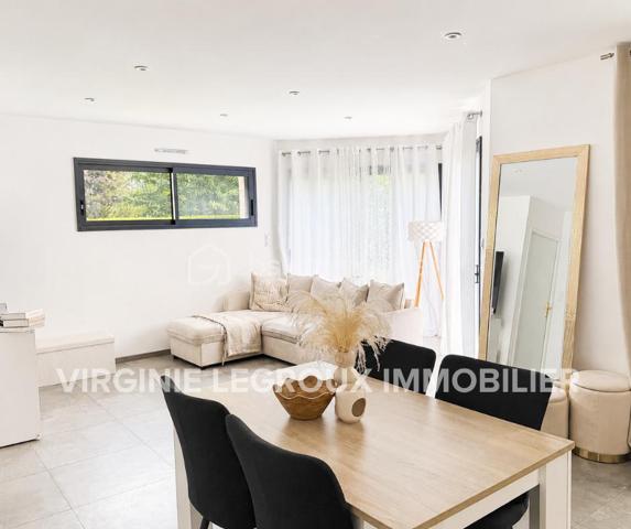 Vous recherchez une maison récente, de plain-pied, en campagne, idéalement avec 4 chambres ? Lisez la suite j'ai peut-être ce qu'il vous faut.
Située dans un hameau de 4 maisons à 2kms du centre de ST PIERRE LA COUR, cette maison en accès PMR construite fin 2019 offre un beau potentiel à ses futurs propriétaires. 
Nous commencerons la visite par le salon-séjour de 35m2 lumineux. Il distribue la cuisine aménagée et équipée de 15m2 qui peut être laissée ouverte ou bien fermée par deux portes à galandage, soit une pièce de vie de 50m2 ! De la cuisine, nous accédons à la buanderie de 5m2. 
Nous poursuivrons avec l'espace nuit. D'un coté du séjour, vous avez accès au wc PMR de plus de 3m2, à une salle de bain avec douche et baignoire de 7m2 environ et à deux chambres de 10m2 avec placard.
De l'autre coté, une troisième chambre de 10m2 et une suite parentale de 20m2 environ avec la chambre de 12m2, un dressing de 4m2 et une salle d'eau privative de 4m2. La suite est équipée d'une baie avec accès direct au jardin. 
Toutes les menuiseries sont en alu intérieur extérieur avec volets roulants électriques. Le mode de chauffage est une pompe à chaleur (plancher chauffant). Vous souhaitez plus grand, les combles sont aménageables !
Garantie décennale jusqu'en 2029. La consommation d'électrique est de 90€ par mois. 
Coté rangement, pas de garage mais un carport de 30m2 qui sera facile de fermer pour le transformer en garage. En fond du carport, un cellier de 10m2 pour y stocker vélos et outils, avec accès direct au jardin. 
Sur une parcelle close de 2520m2 environ, vous pourrez profiter pleinement du jardin et de la future terrasse exposée plein sud. Un portail électrique a été installée récemment.
Alors, cette maison correspond à vos critères de recherche, appelez-moi pour plus de renseignements et peut-être planifier une visite !
Sans oublier que Saint-Pierre-La-Cour est une commune dynamique de 2300 habitants avec une école privée, une école publique, un collège privé, un pôle enfance jeunesse, mais aussi, médecins, dentiste, kiné, centre de soins infirmiers, ostéopathes, orthophoniste, psychologue, sage-femme,  pharmacie, infirmières libérales ainsi que de nombreuses infrastructures sportives, des commerces (supérette, boulangerie, boucherie, coiffeurs, bar, etc), avec son accès rapide à l'axe Rennes-Laval et à l'autoroute ainsi que sa gare ferroviaire avec ses arrêts quotidiens, à moins de 5 minutes à pied de la maison.