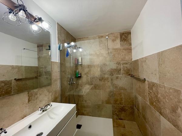 Six-Fours-les-Plages (83140) Charmant T3 bien rénové avec vue dégagée