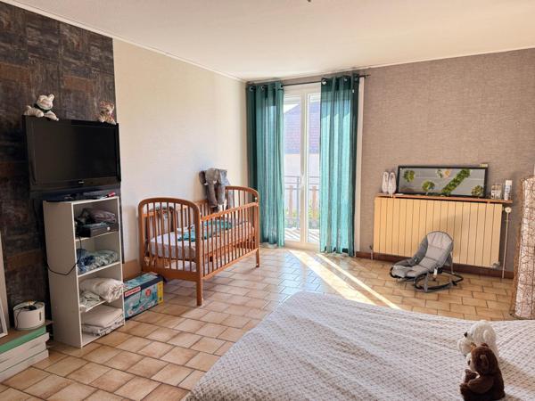 Maison ancienne rénovée de 224 m2, 5 ch, garages et terrain