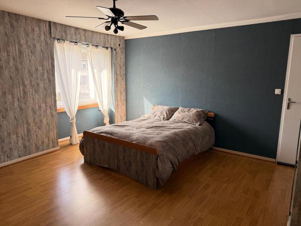 Maison ancienne rénovée de 224 m2, 5 ch, garages et terrain