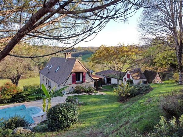 Au milieu de 5 hectares, dans un environnement sans voisins et autres nuisances. Périgourdine rénovée, grange et bergerie. 4 chambres .2 Salles d'eau. Piscine