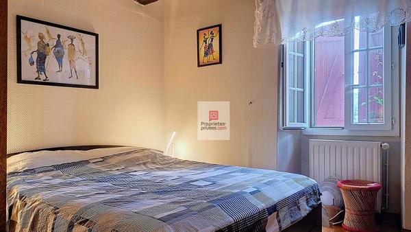 Au milieu de 5 hectares, dans un environnement sans voisins et autres nuisances. Périgourdine rénovée, grange et bergerie. 4 chambres .2 Salles d'eau. Piscine