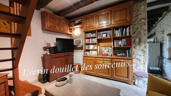 Au milieu de 5 hectares, dans un environnement sans voisins et autres nuisances. Périgourdine rénovée, grange et bergerie. 4 chambres .2 Salles d'eau. Piscine