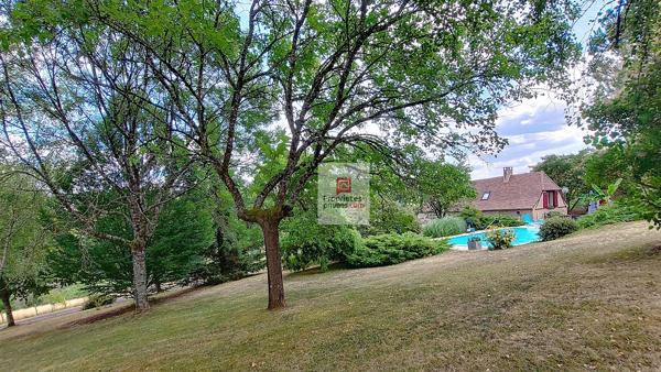 Au milieu de 5 hectares, dans un environnement sans voisins et autres nuisances. Périgourdine rénovée, grange et bergerie. 4 chambres .2 Salles d'eau. Piscine