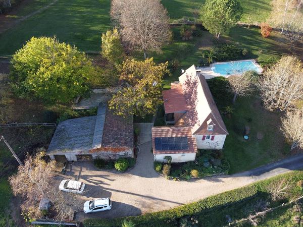 Au milieu de 5 hectares, dans un environnement sans voisins et autres nuisances. Périgourdine rénovée, grange et bergerie. 4 chambres .2 Salles d'eau. Piscine