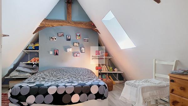 Au milieu de 5 hectares, dans un environnement sans voisins et autres nuisances. Périgourdine rénovée, grange et bergerie. 4 chambres .2 Salles d'eau. Piscine