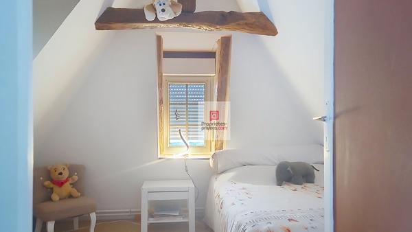 Au milieu de 5 hectares, dans un environnement sans voisins et autres nuisances. Périgourdine rénovée, grange et bergerie. 4 chambres .2 Salles d'eau. Piscine