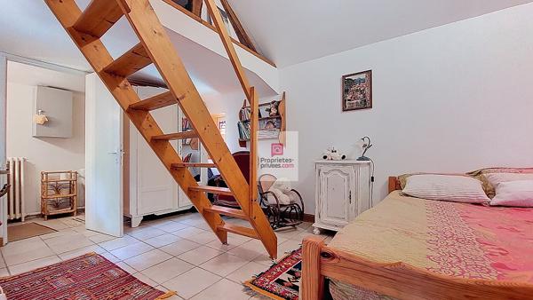 Au milieu de 5 hectares, dans un environnement sans voisins et autres nuisances. Périgourdine rénovée, grange et bergerie. 4 chambres .2 Salles d'eau. Piscine