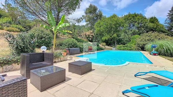 Au milieu de 5 hectares, dans un environnement sans voisins et autres nuisances. Périgourdine rénovée, grange et bergerie. 4 chambres .2 Salles d'eau. Piscine