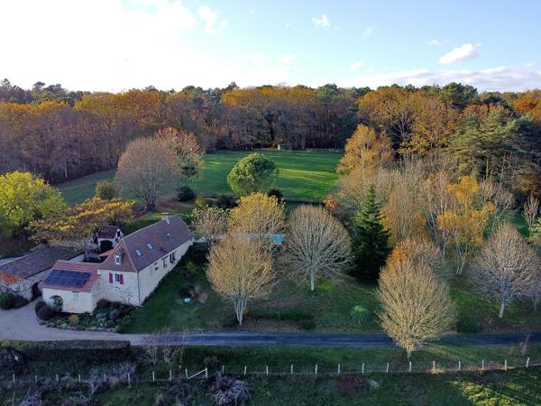 Au milieu de 5 hectares, dans un environnement sans voisins et autres nuisances. Périgourdine rénovée, grange et bergerie. 4 chambres .2 Salles d'eau. Piscine