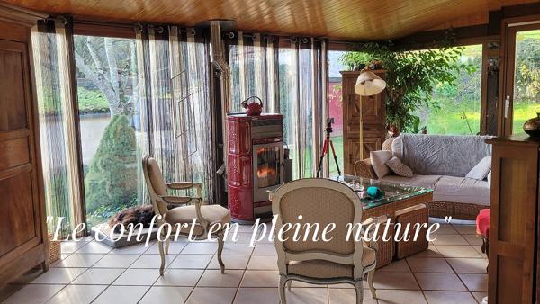 Au milieu de 5 hectares, dans un environnement sans voisins et autres nuisances. Périgourdine rénovée, grange et bergerie. 4 chambres .2 Salles d'eau. Piscine