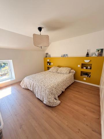 Maison en pierre entièrement rénovée, 95m², avec dépendances, terrain de 1154m² 148 000 €