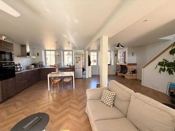 Maison en pierre entièrement rénovée, 95m², avec dépendances, terrain de 1154m² 148 000 €