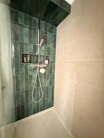 Maison en pierre entièrement rénovée, 95m², avec dépendances, terrain de 1154m² 148 000 €