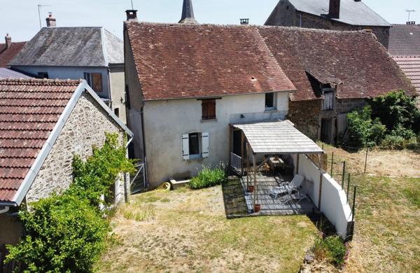 Maison en pierre entièrement rénovée, 95m², avec dépendances, terrain de 1154m² 148 000 €
