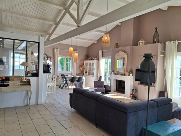 TOUT À PIED ! 4 CH + T2 GRAND JARDIN PISCINE GARAGE