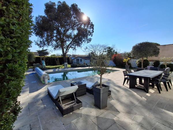 TOUT À PIED ! 4 CH + T2 GRAND JARDIN PISCINE GARAGE